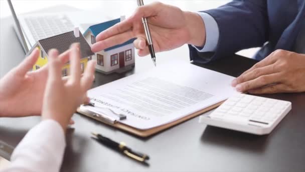 The salesperson of the housing estate in the project is preparing and verifying the contract of sale for the customer who will enter the contract. Concept of selling housing estates and real estate. - Imágenes, Vídeo