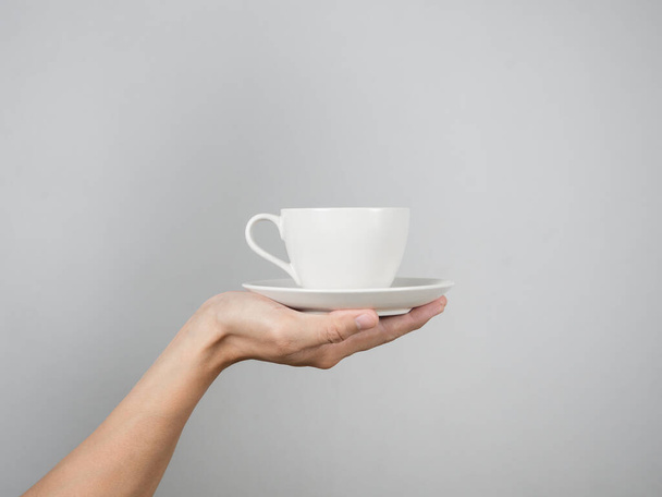 Käsi tilalla valkoinen kahvi kuppi eristetty - Valokuva, kuva