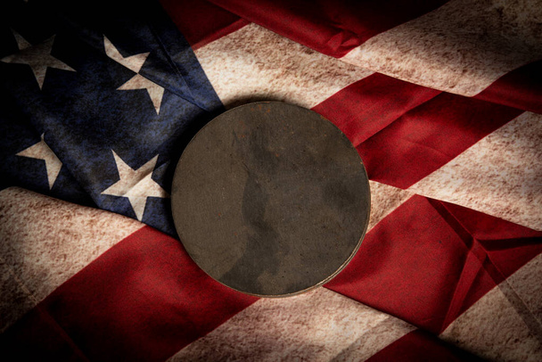 Pieza de acero con espacio de copia en la bandera de los Estados Unidos de América en el fondo - Foto, imagen