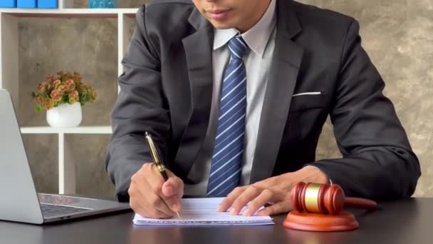 Lawyer concepts to testify to clients and to provide counseling in cases, to provide legal relief, to maintain law and fairness, to proceed with transparency, to attorneys to defend cases in court. - Filmagem, Vídeo