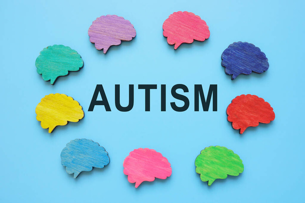 Woord autisme en kleurrijke hersenen rond. - Foto, afbeelding