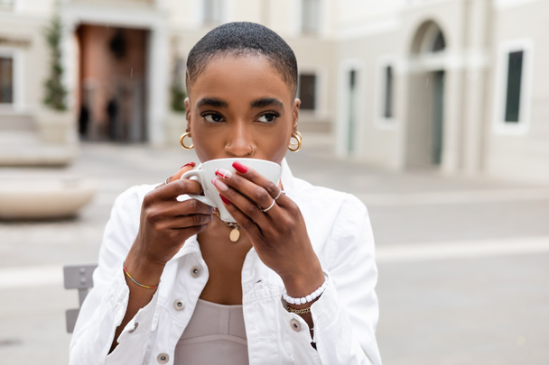 Elegante turista afroamericano tomando café al aire libre en Italia - Foto, imagen