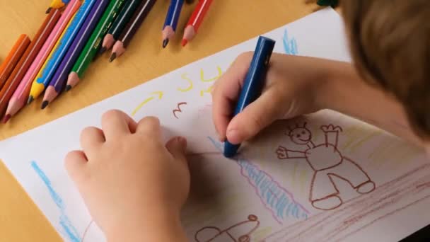 lasten väritys, värilliset kynät, esikoulupiirustus, lasten piirustus, värimaalaus - Materiaali, video