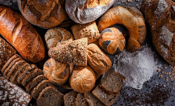 Různé pekařské výrobky včetně bochníků chleba a rohlíků - Fotografie, Obrázek
