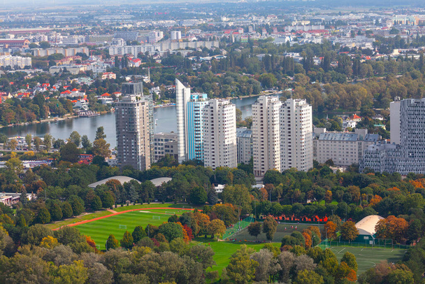 Сучасні висотні будівлі у Відні. Віденський район у Кайзермухлені. Сучасне європейське місто згори  - Фото, зображення