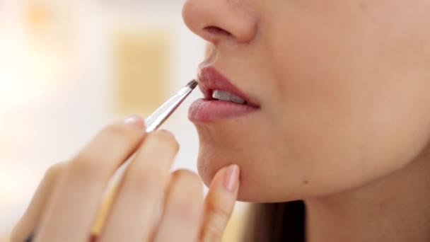 Kobieta robi makijaż urody, za pomocą różowej szczoteczki szminki na ustach co ruch całowanie z wargami i uśmiech emocji. Produkty kosmetyczne, kosmetyki i pielęgnacja skóry są dobre dla samoopieki. - Materiał filmowy, wideo