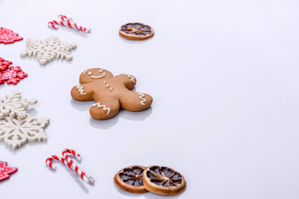 Elementos de cenário de Natal, brinquedos, pão de gengibre e outras decorações de árvore de Natal em um fundo branco. Preparação para o feriado - Foto, Imagem