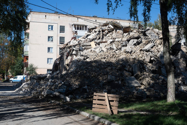 Gostomel, Kyjevská oblast, Ukrajina - září25. 2022: Zničené město v důsledku okupace ruskou armádou. Zničené domy, rozbitá auta, opuštěná zvířata a věci povalující se kolem.. - Fotografie, Obrázek