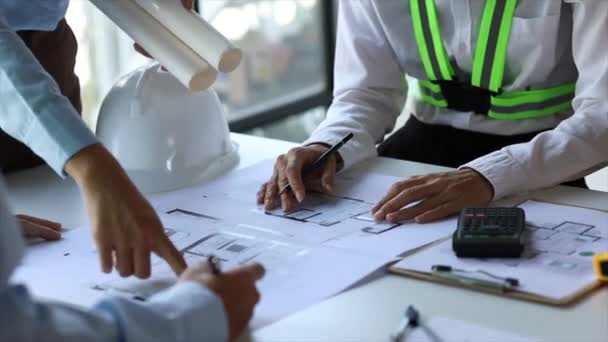 Architects and engineers are working together to edit the draft house plan that was designed after it was presented to the client and partially revised the design. Interior design and decoration ideas - Filmati, video