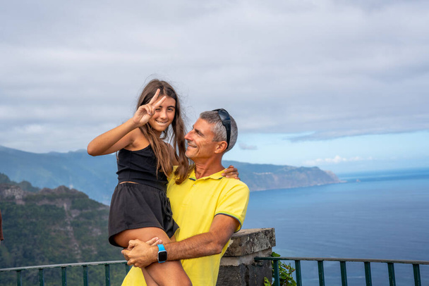 Счастливый кавказский мужчина, посещающий остров со своей дочерью. - Фото, изображение