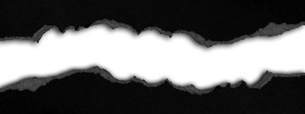 Gescheurd zwart papier op effen ondergrond, ruimte voor kopie - Foto, afbeelding