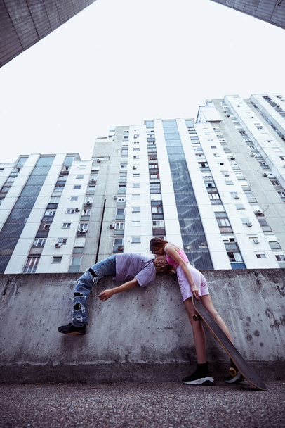 Щаслива пара-підліток бурмоче і цілується в міській частині міста
. - Фото, зображення