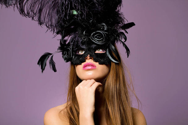 Красивая юная брюнетка в модной черной маске - Фото, изображение