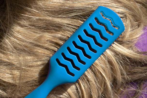 Расческа и светлые волосы крупным планом - Фото, изображение