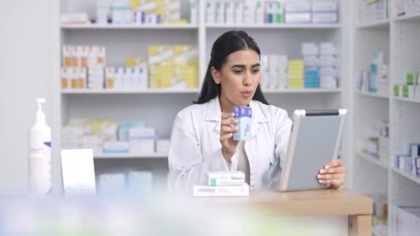 Gyógyszerész, virtuális konzultáció és digitális tabletta zoom videohíváshoz egy beteggel, miközben influenzás tünetekre felírt gyógyszert mutat. Gyógyszerészet, egészségügy és a távorvoslás magyarázata. - Felvétel, videó