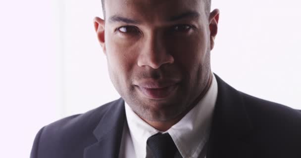 attraktiver schwarzer Mann mit Anzug in die Kamera - Filmmaterial, Video