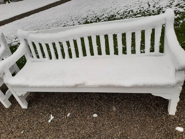 Порожня лавка парку зі снігом
 - Фото, зображення