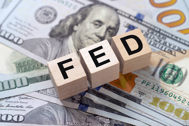 FED Federal Rezervi kelimesi dünya ekonomisi krizine yardımcı olmak için kontrol edilen faiz oranları, ekonomi konsepti olarak ABD doları üzerine kuruludur. - Fotoğraf, Görsel