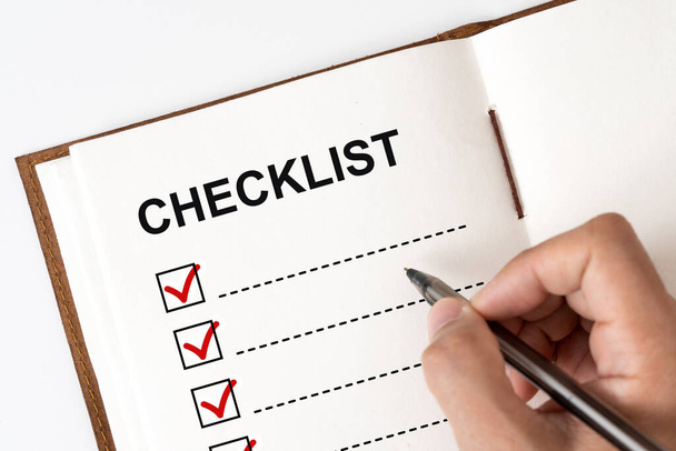 Checkliste mit Stift auf Notizbuch rot markiert - Foto, Bild