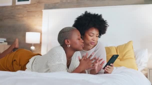Fekete nők, telefon és kötődés, miközben nevet a ház hálószobájában és otthon belső és nézi az internetes társkereső alkalmazás profilját. Mosoly, boldog vagy képregény barátok a mobil kommunikációs technológia szórakoztató játék. - Felvétel, videó