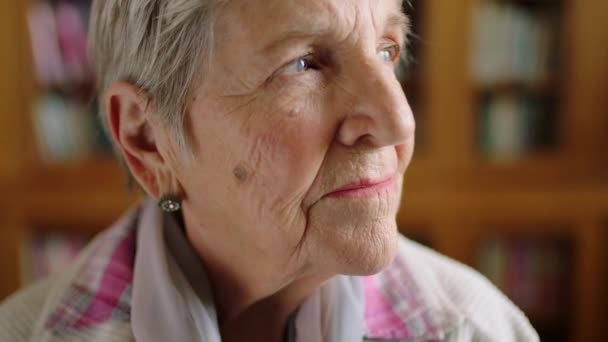 Старша жінка, пенсійне обличчя та пацієнт з деменцією, бабуся та будинок престарілих з мудрим здоров'ям, здоровим процесом старіння та психічним здоров'ям. Літні люди, стара і щаслива посмішка, зморшки і пенсійне життя
. - Кадри, відео