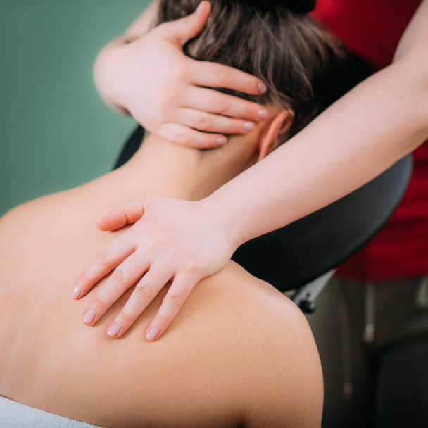 Sandalye masajı. Terapist masaj yapan kadın boynu, stres ve gerilim giderici  - Fotoğraf, Görsel