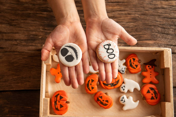 Homemade gingerbread for Halloween. Cookies in the form of jack-o-lantern and ghosts. Preparation for Halloween - Fotoğraf, Görsel