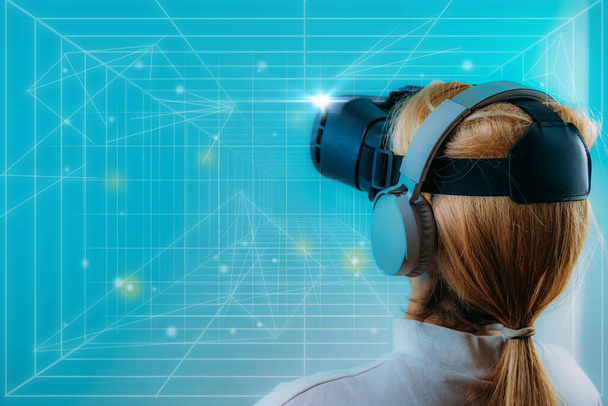 Metaverse Concept. Femme avec casque VR interagissant avec l'intelligence artificielle ou l'IA.  - Photo, image