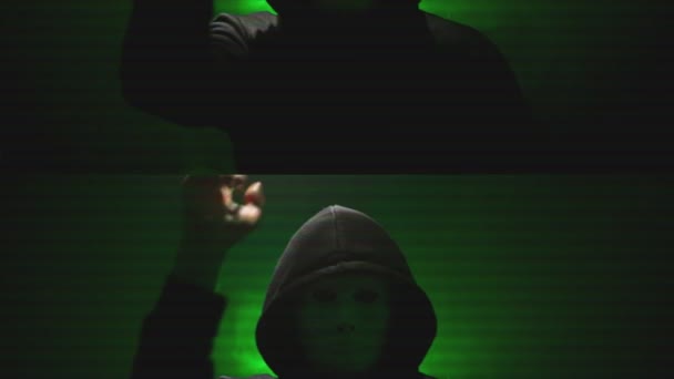 Anonieme in een masker doet een aankondiging. Het effect van de oude film. - Video