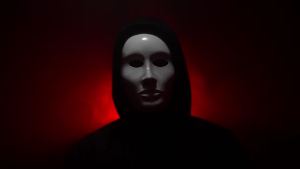 男身に着けているマスクとともにパーカー上の赤い背景. - 映像、動画