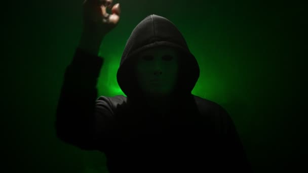 Anoniem in masker doet een aankondiging. - Video