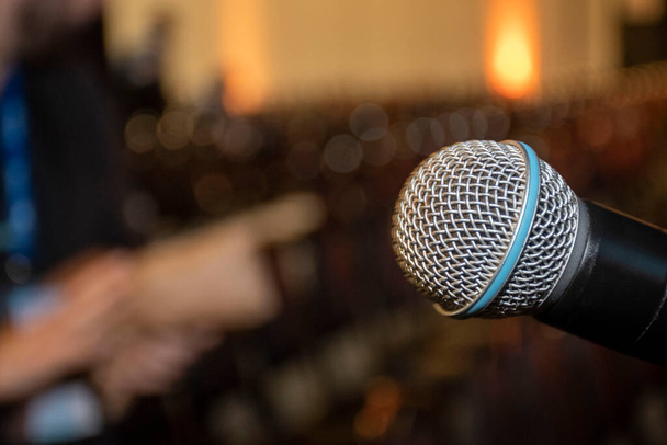 Microfone na sala de conferências close-up com espaço de cópia - Foto, Imagem