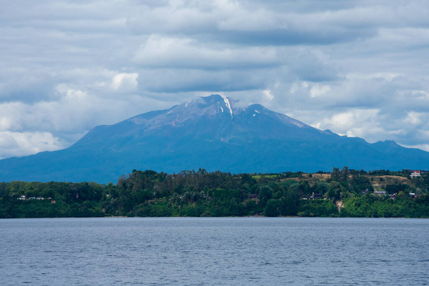 Veduta del vulcano Calbuco e del lago di Llanquihue. Puerto Varas, Cile - Foto, immagini