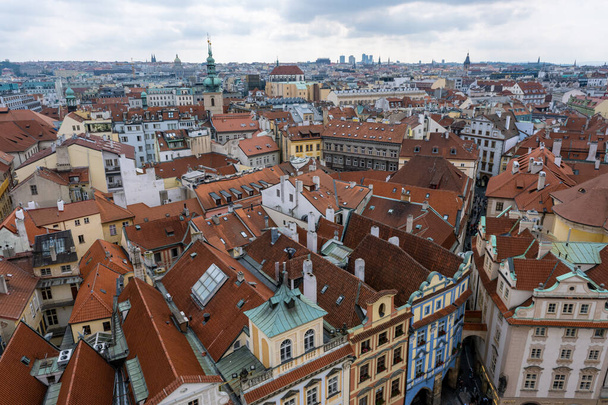 Praga, República Checa - 5 de septiembre de 2022: Vista aérea panorámica de Praga desde el Old Town Hall - Foto, Imagen