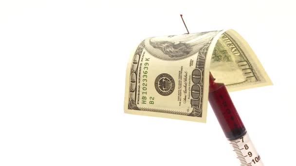 Banconota da cento dollari perforata da una grande siringa con contenuto rosso - Filmati, video
