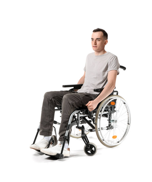 Молодий чоловік в інвалідному кріслі ізольований на білому
 - Фото, зображення
