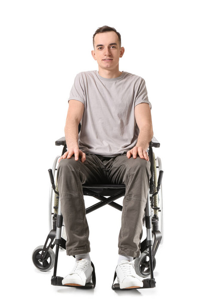 Молодой человек в инвалидной коляске изолирован на белом - Фото, изображение