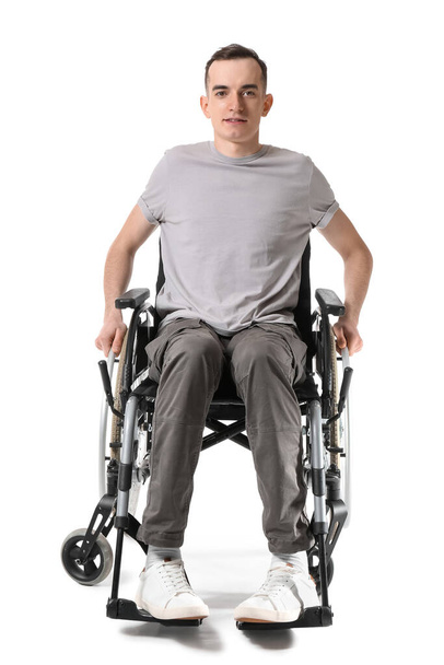 Jongeman in rolstoel geïsoleerd op wit - Foto, afbeelding