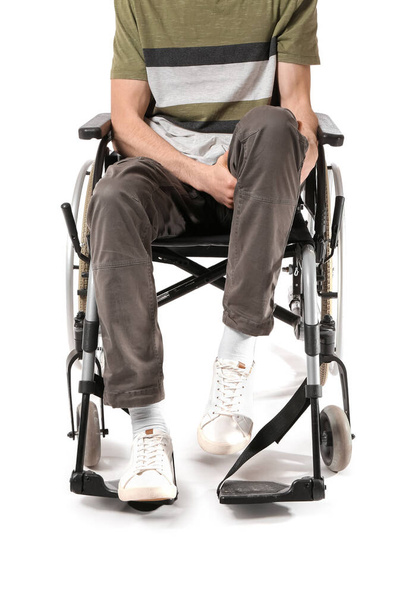 Młody mężczyzna na wózku inwalidzkim odizolowany na białym - Zdjęcie, obraz