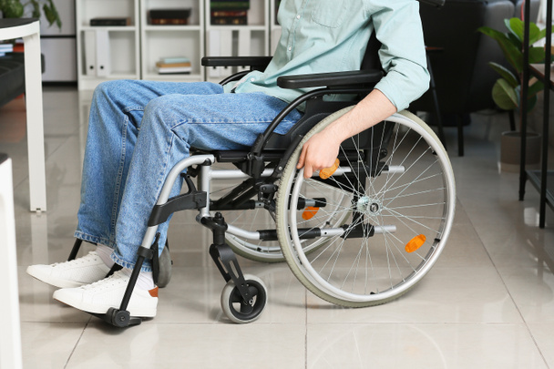 Junger Mann mit körperlicher Behinderung im Amt - Foto, Bild