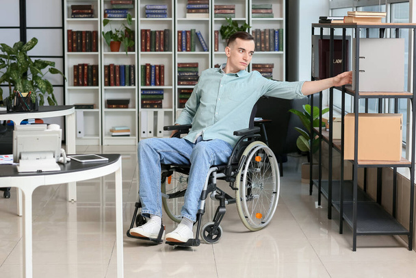 Νεαρός με σωματική αναπηρία που εργάζεται στο γραφείο - Φωτογραφία, εικόνα