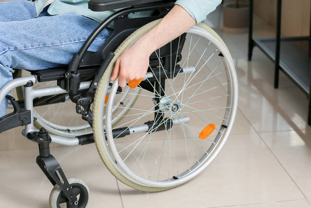 Joven con discapacidad física en el cargo - Foto, imagen