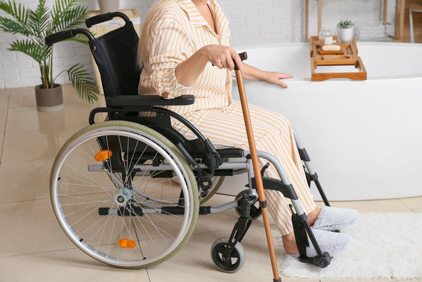 Femme mature avec handicap physique va prendre un bain à la maison - Photo, image