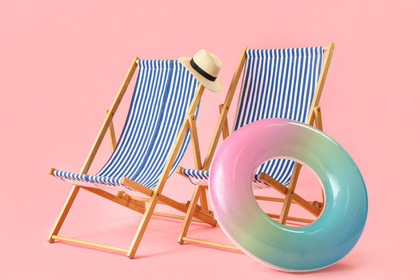 Krzesła plażowe i nadmuchiwany pierścień na różowym tle - Zdjęcie, obraz