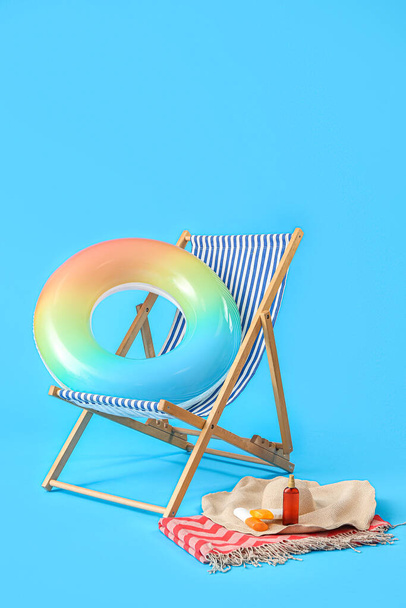 Krzesło i akcesoria plażowe na jasnoniebieskim tle - Zdjęcie, obraz