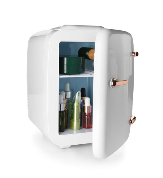 Pieni jääkaappi kosmeettisia valmisteita valkoisella pohjalla - Valokuva, kuva