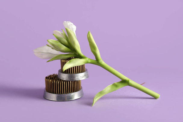 Kenzans for ikebana with flowers on lilac background - Foto, Imagen