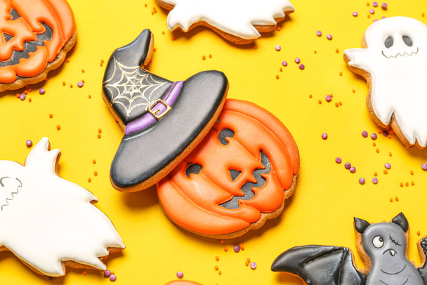 Savoureux biscuits d'Halloween et saupoudrer sur fond jaune, gros plan - Photo, image