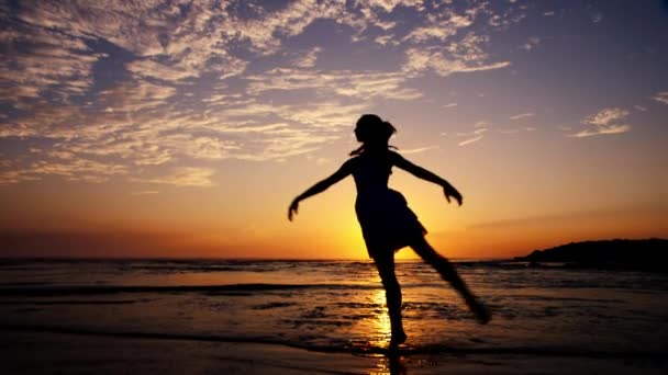 Ballet de plage au coucher du soleil au ralenti - Séquence, vidéo