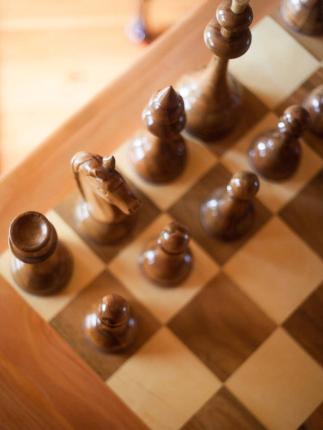 Черные деревянные шахматные фигуры на шахматной доске. Ready for the game. - Фото, изображение